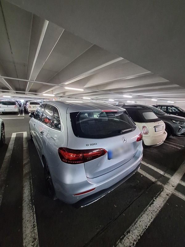 Gebraucht Mercedes B180 Progressive 136 PS (100 kW) 2024 Silber Van / Kleinbus