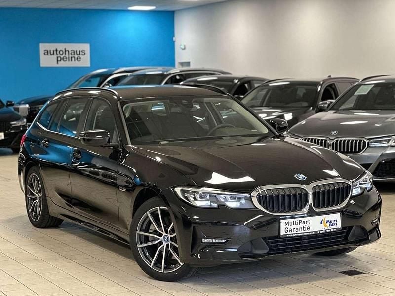 Saphirschwarz Gebraucht 2021 BMW 320e Performance Kombi | 25.899 € (Fairer Preis) - Bild 1/4
