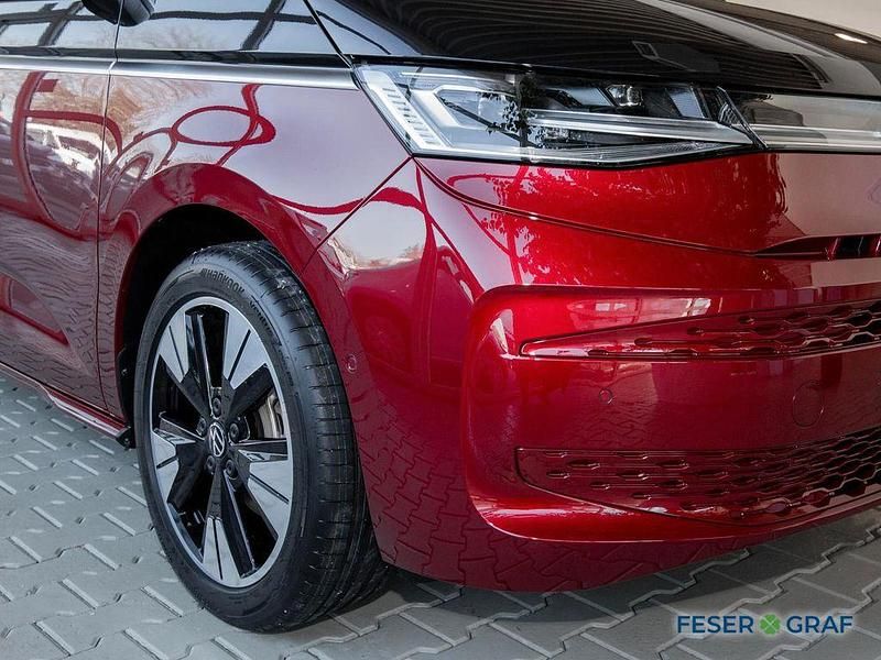 Gebraucht VW Multivan Life 150 PS (110 kW) 2025 Rot (deep black perleffekt/ fortanarot metallic) Van