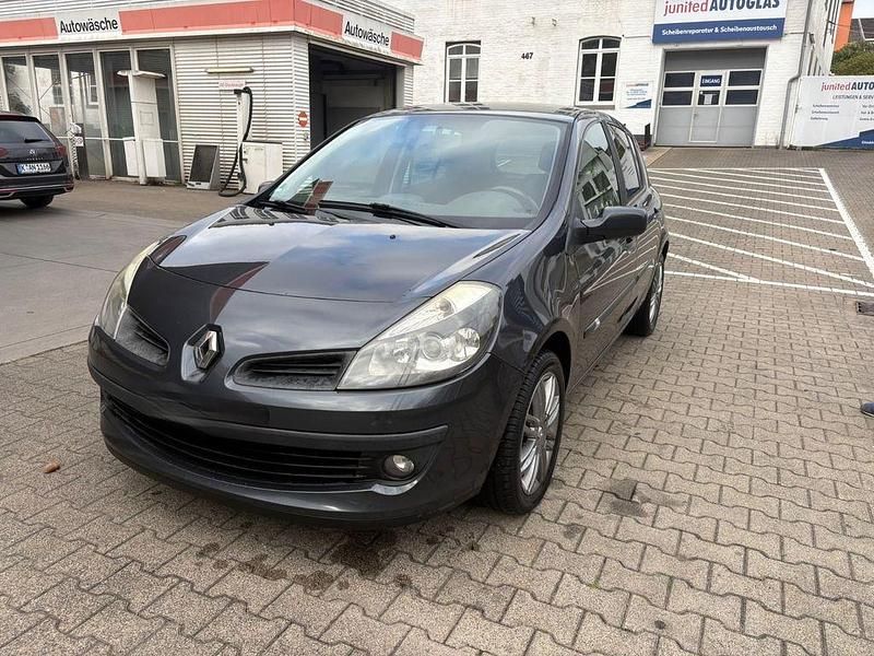 Grau Gebraucht 2008 Renault Clio II Dynamique Limousine | 2.950 € (Teuer) - Bild 1/4