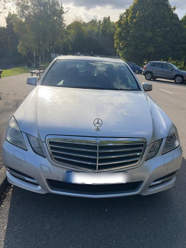 Silber Gebraucht 2012 Mercedes E220 Limousine | 5.500 € - Bild 1/4