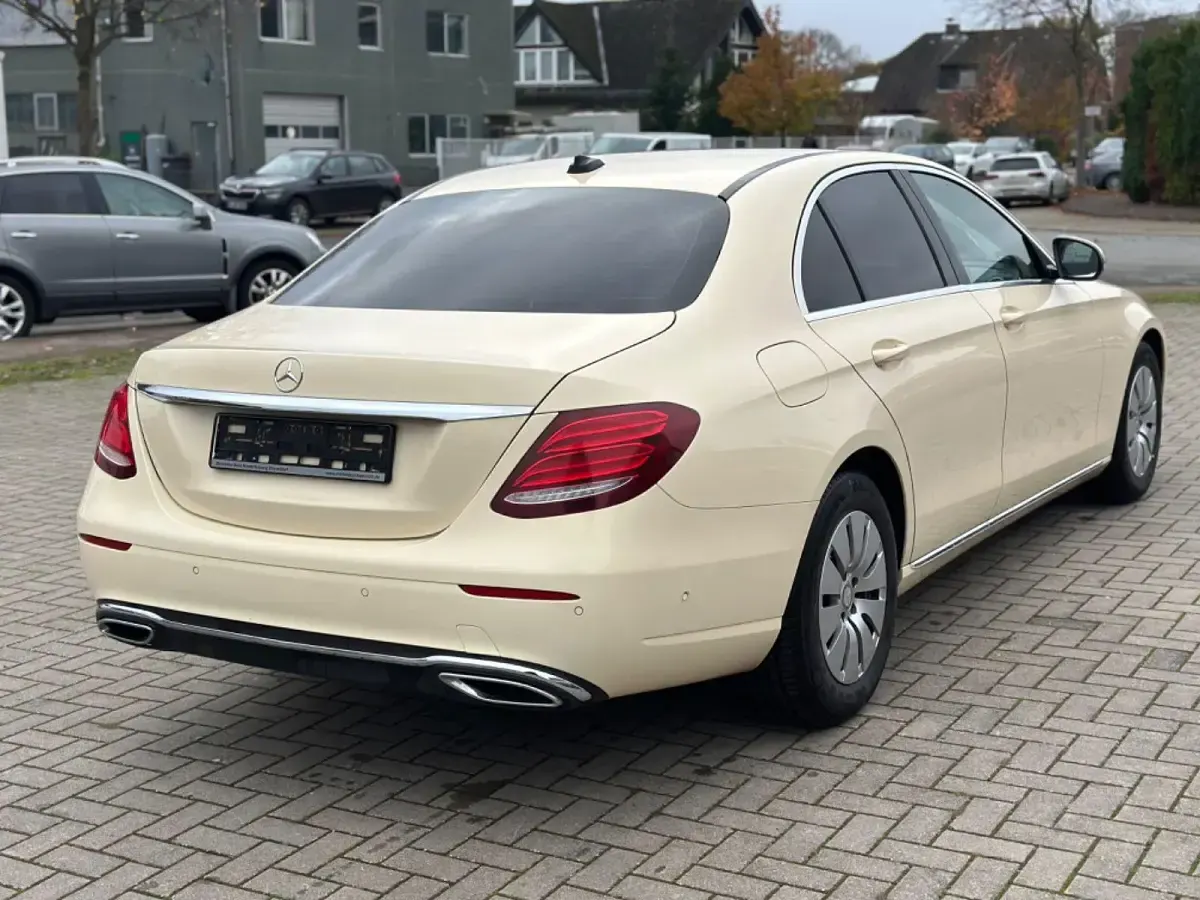 Gebraucht Mercedes E200 Avantgarde 150 PS (110 kW) 2017 Beige Limousine
