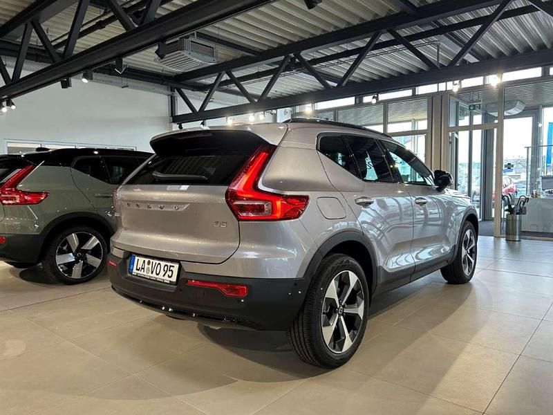 Neu Volvo XC40 Plus 163 PS (119 kW) 2025 Aurora silver / metallic SUV