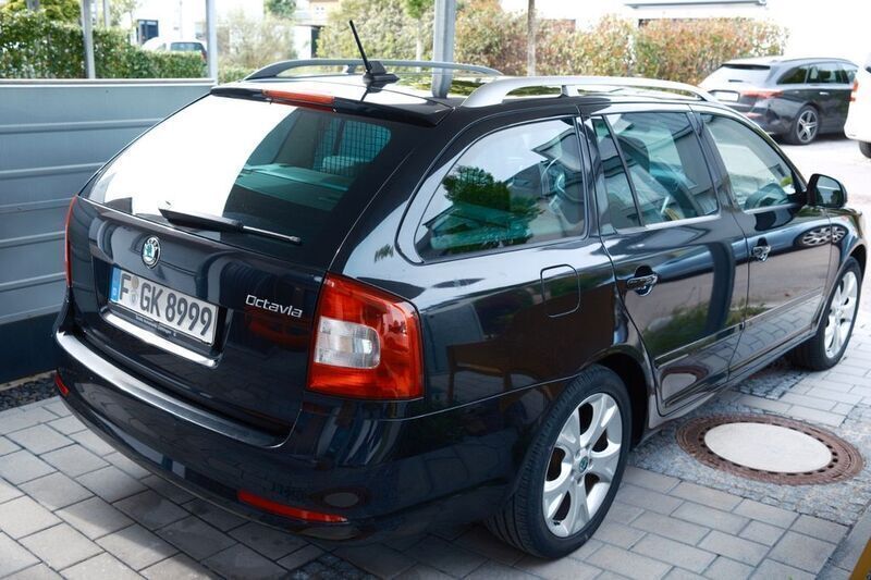 Schwarz Gebraucht 2012 Skoda Octavia Elegance Kombi | 7.249 € (Fairer Preis) - Bild 1/4