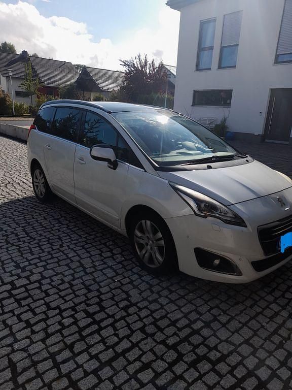 Weiß Gebraucht 2016 Peugeot 5008 Active Van / Kleinbus | 6.600 € (Fairer Preis) - Bild 1/4