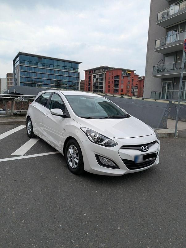 Gebraucht Hyundai i30 99 PS (72 kW) 2014 Weiß Limousine
