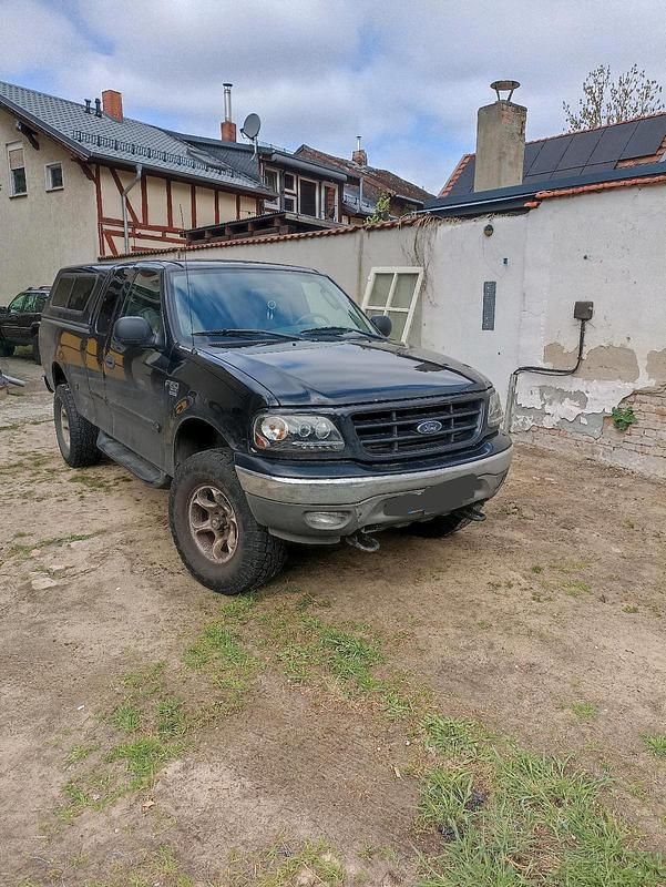 Second-hand Ford V8 320 CP (235 kW) 2004 Negru SUV