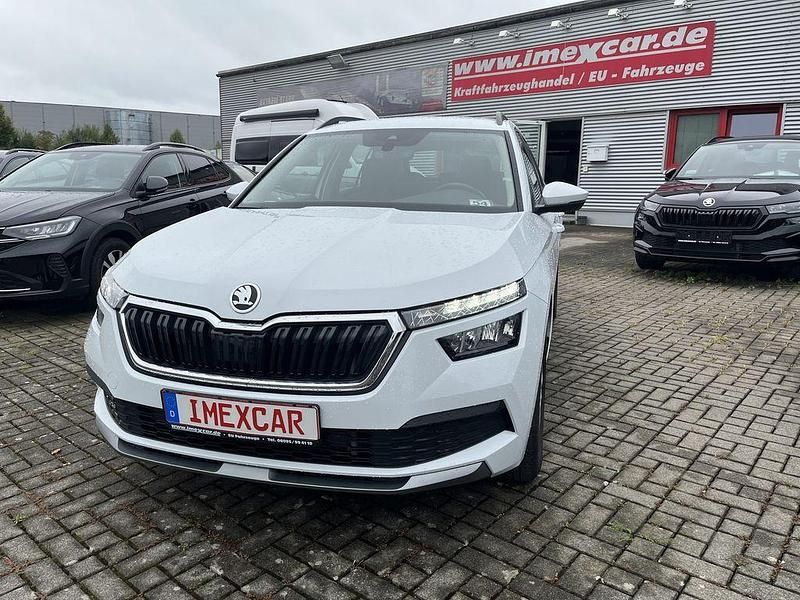 Moon weiss metallic Gebraucht 2023 Skoda Kamiq Ambition SUV | 21.990 € (Fairer Preis) - Bild 1/4