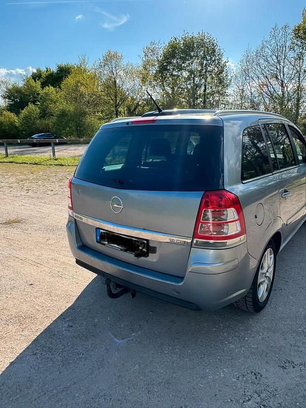 Gebraucht Opel Zafira 150 PS (110 kW) 2010 Silber Van / Kleinbus
