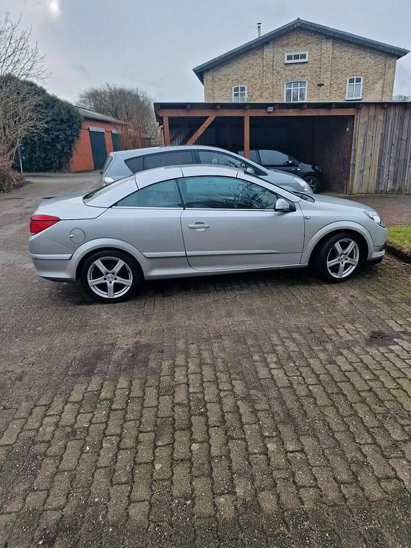 Gebraucht Opel Astra Cabriolet 105 PS (77 kW) 2007 Silber Cabrio