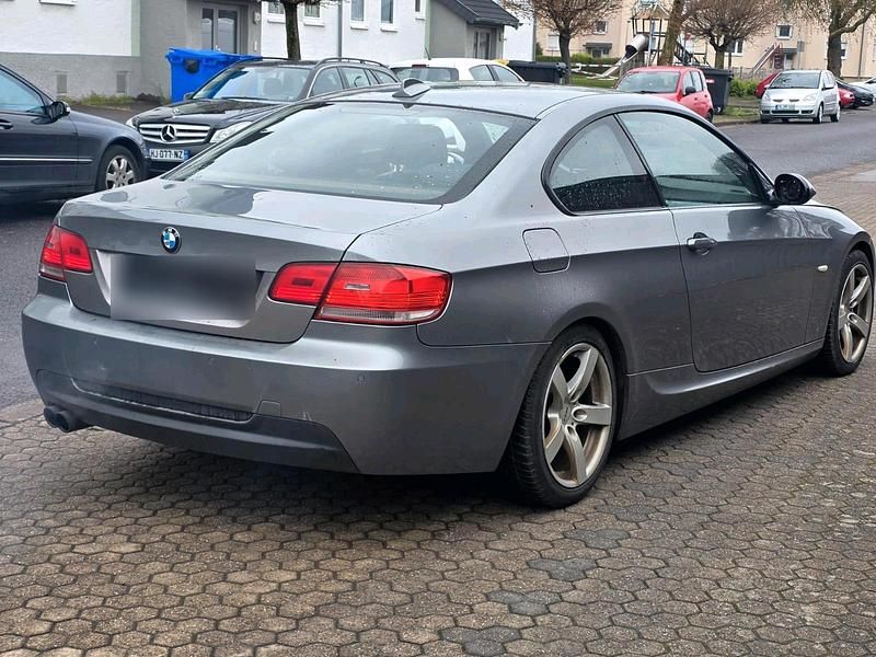 Gebraucht BMW 325 197 PS (144 kW) 2009 Grau Coupé