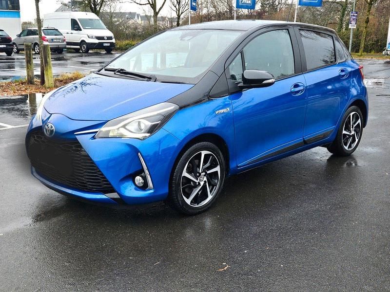 Blau Gebraucht 2020 Toyota Yaris Hybrid Lounge Kleinwagen | 15.900 € (Fairer Preis) - Bild 1/4