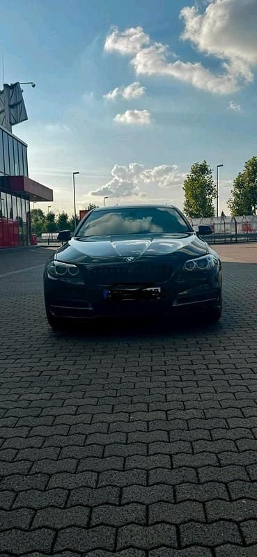 Schwarz Gebraucht 2015 BMW 520 Limousine | 13.300 € (Guter Preis) - Bild 1/4