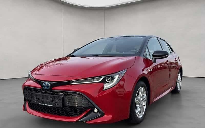 Karminarot metallic, dach schwarz Gebraucht 2019 Toyota Corolla Plus Limousine | 17.990 € (Fairer Preis) - Bild 1/4
