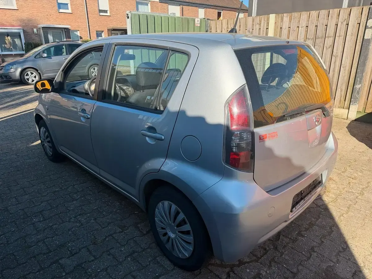 Gebraucht Daihatsu Sirion 69 PS (50 kW) 2011 Silber Kleinwagen