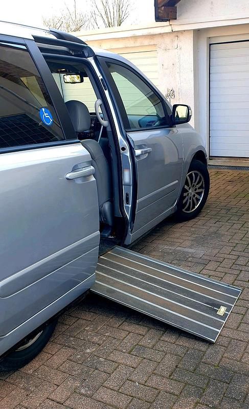 Gebraucht Kia Carnival 192 PS (141 kW) 2012 Silber Van / Kleinbus