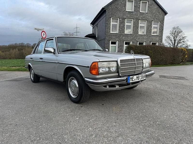 Gebraucht Mercedes 280 185 PS (136 kW) 1981 Silber Limousine