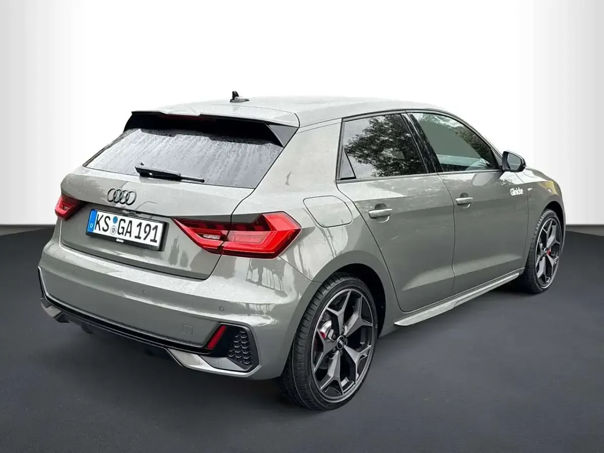 Gebraucht Audi A1 S-Line 207 PS (152 kW) 2025 Distriktgrün metallic SUV