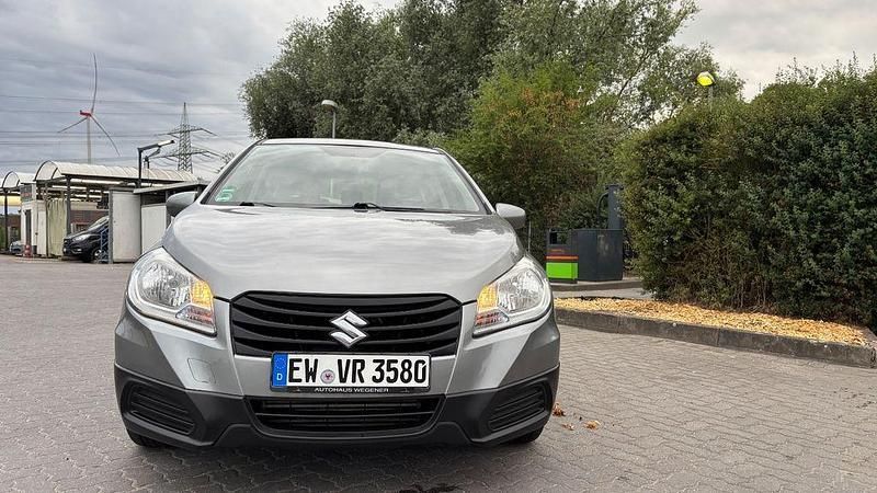 Grau Gebraucht 2014 Suzuki SX4 S-Cross Club SUV | 8.500 € (Fairer Preis) - Bild 1/4