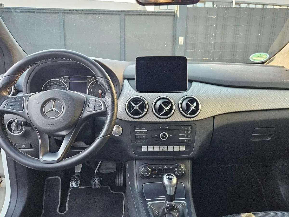 Gebraucht Mercedes B250 AMG 211 PS (155 kW) 2016 Weiß Kleinwagen