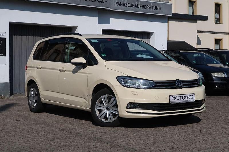 Gebraucht VW Touran 150 PS (110 kW) 2023 Gelb Van / Kleinbus
