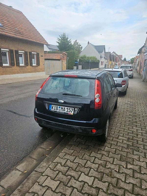 Blau Gebraucht 2006 Ford Fiesta Kleinwagen | 1.900 € (Etwas zu teuer) - Bild 1/4