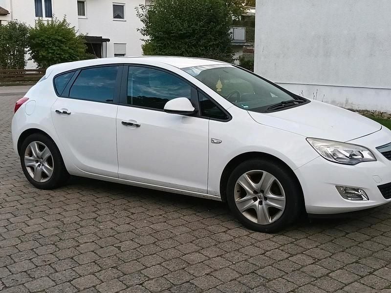 Weiß Gebraucht 2012 Opel Astra Design Edition Limousine | 2.450 € (Guter Preis) - Bild 1/4
