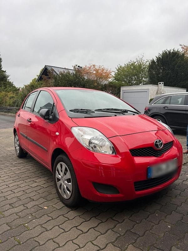 Rot Gebraucht 2009 Toyota Yaris Kleinwagen | 5.490 € (Fairer Preis) - Bild 1/4