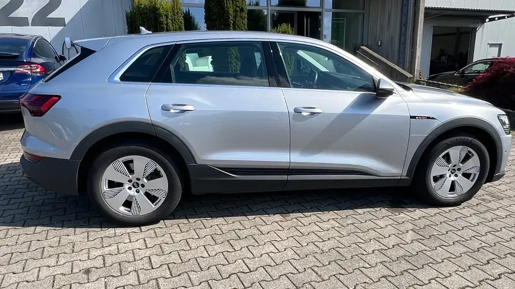 Second-hand Audi e-tron Basis 300 kW (408 CP) 2021 Argintiu SUV