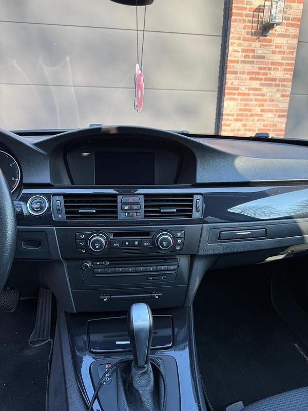 Gebraucht BMW 320 177 PS (130 kW) 2009 Grau Limousine