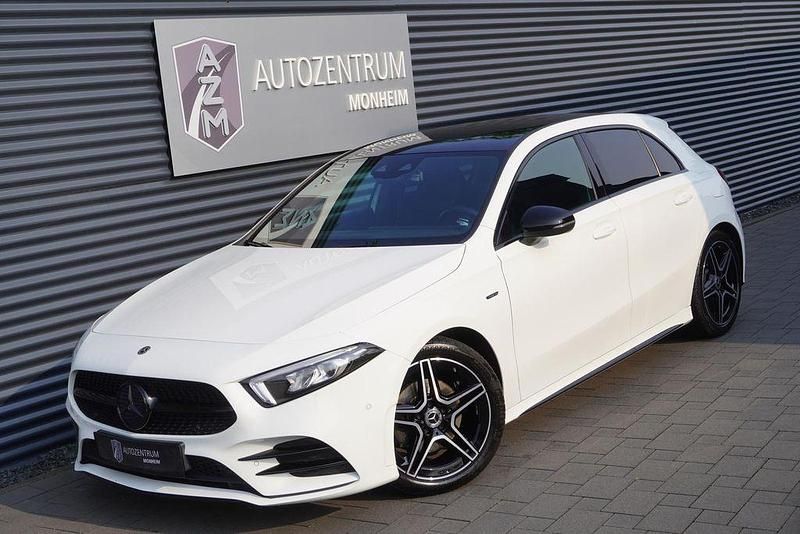 Sonderlackierung polarweiss Gebraucht 2021 Mercedes A200 AMG line Limousine | 26.990 € (Fairer Preis) - Bild 1/4