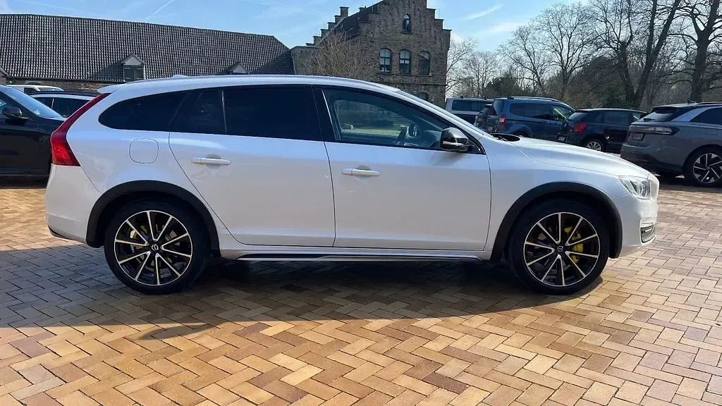 Gebraucht Volvo V60 CC Summum 190 PS (139 kW) 2016 Weiß Kombi