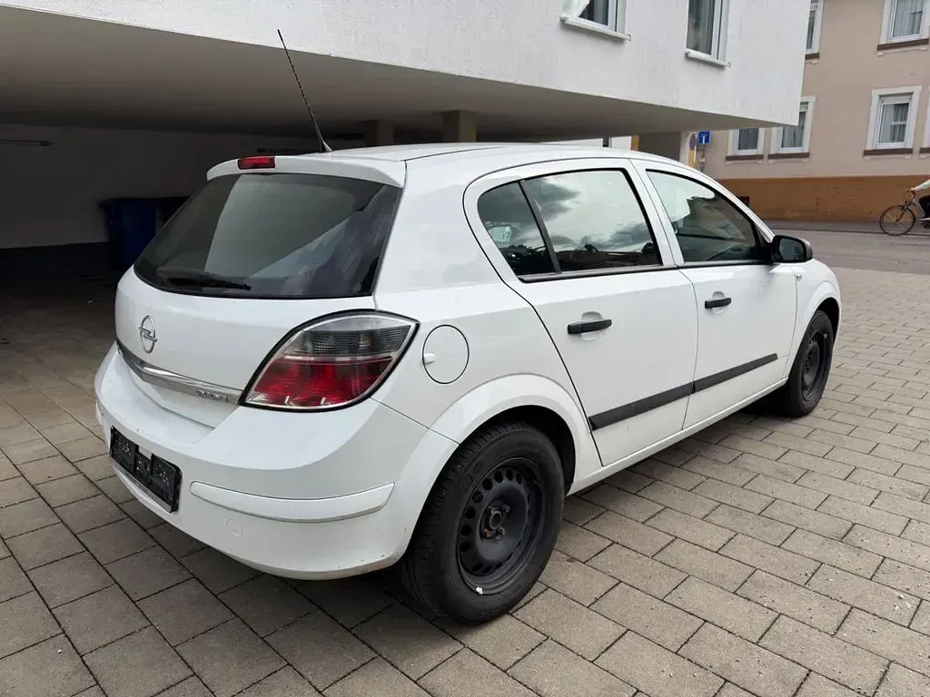 Gebraucht Opel Astra 90 PS (66 kW) 2009 Weiß Limousine