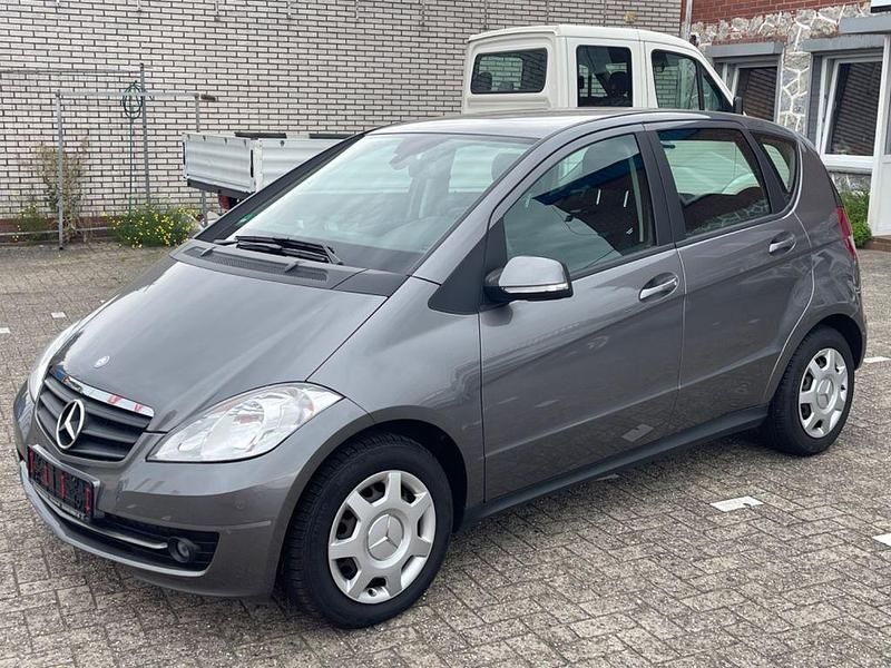 Grau Gebraucht 2010 Mercedes A180 Limousine | 4.350 € (Guter Preis) - Bild 1/4
