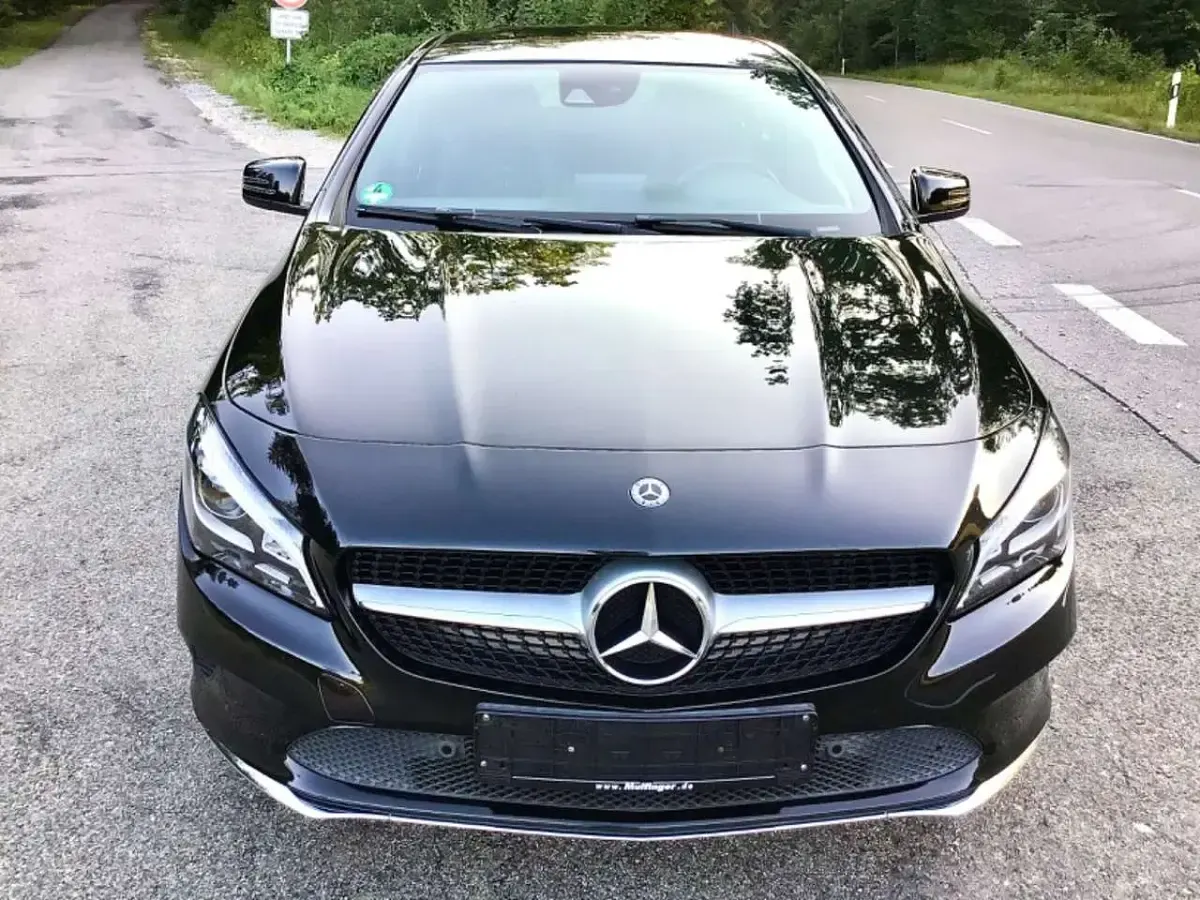 Gebraucht Mercedes CLA200 Shooting Brake 136 PS (100 kW) 2018 Kosmoschwarz perlmut Kombi