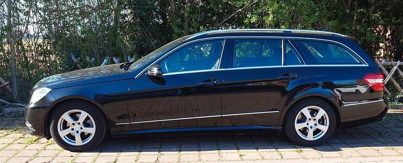 Schwarz Gebraucht 2012 Mercedes E200 Avantgarde Kombi | 10.000 € (Guter Preis) - Bild 1/4