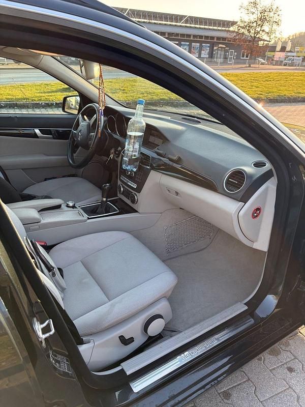Gebraucht Mercedes C200 Elegance 136 PS (100 kW) 2012 Schwarz Kombi