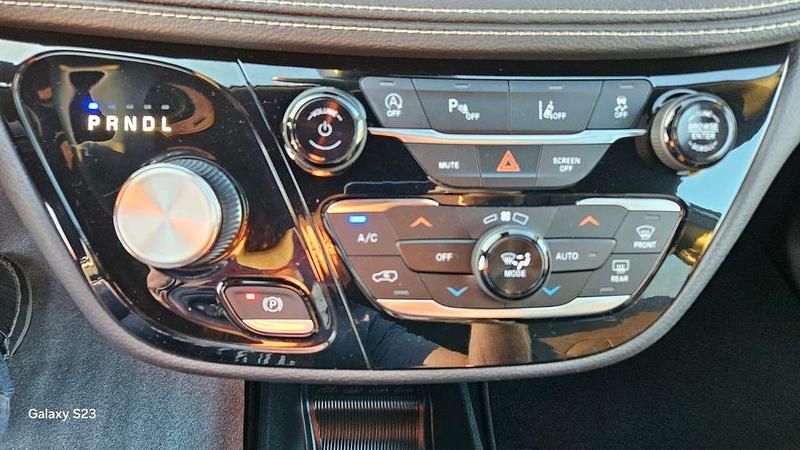 Gebraucht Chrysler Pacifica 291 PS (214 kW) 2023 Weiß SUV