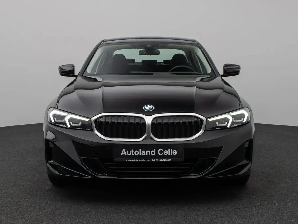 Gebraucht BMW 330 Sport Line 286 PS (210 kW) 2022 Saphirschwarz metallic475schwarz Limousine