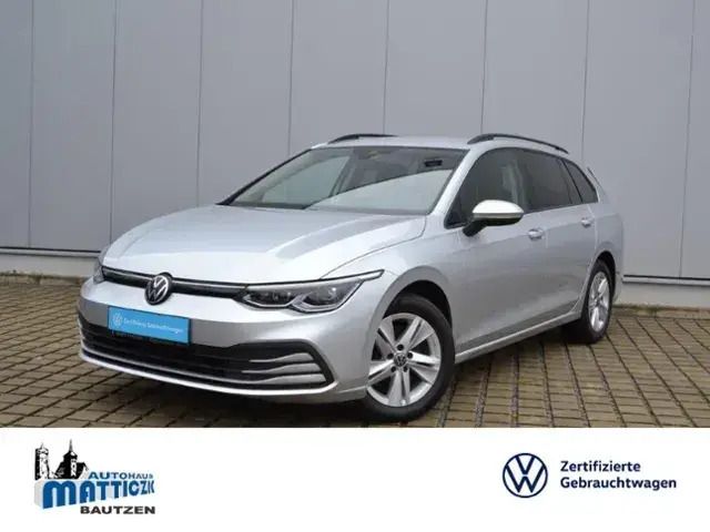 Reflexsilber metallic (metallic) Gebraucht 2021 VW Golf VIII Life Kombi | 25.358 € (Etwas zu teuer) - Bild 1/4