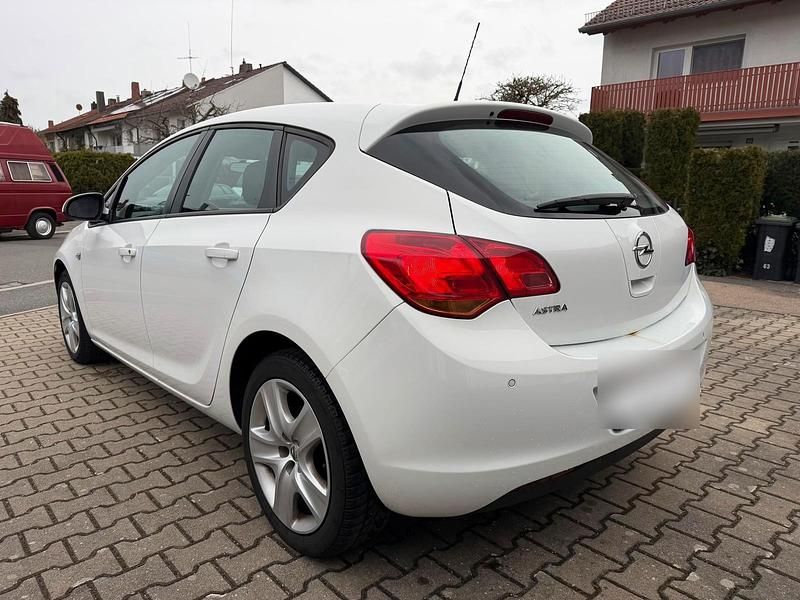 Gebraucht Opel Astra 116 PS (85 kW) 2011 Weiß Limousine