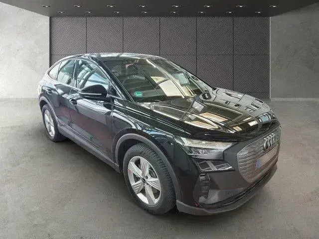 Second-hand Audi Q4 Sportback e-tron Basis 125 kW (170 CP) 2023 Negru SUV