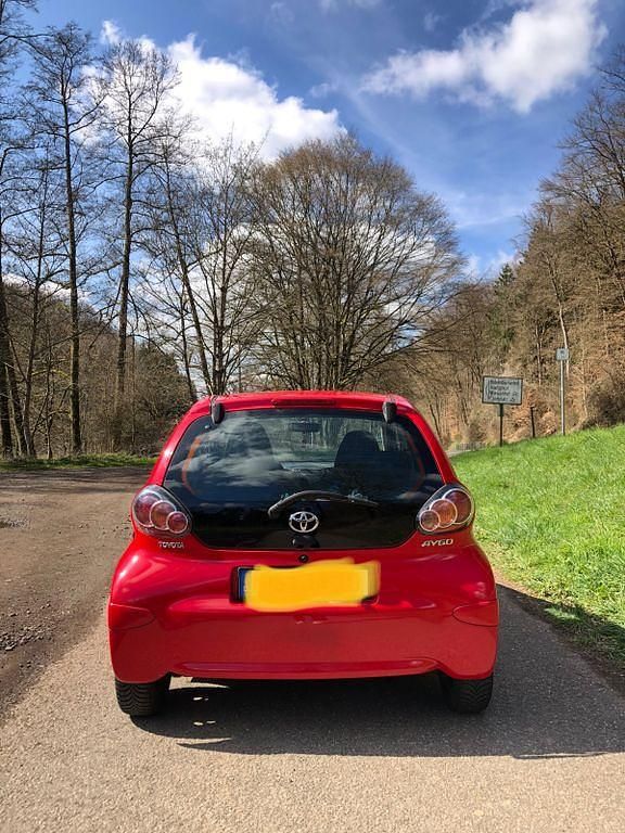 Gebraucht Toyota Aygo 68 PS (50 kW) 2014 Rot Kleinwagen