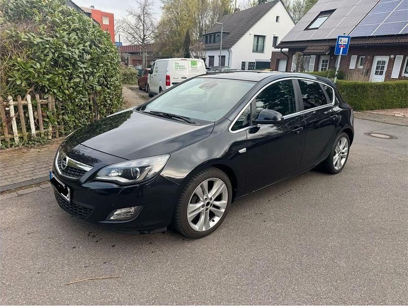 Gebraucht Opel Astra Edition 140 PS (102 kW) 2011 Schwarz Limousine