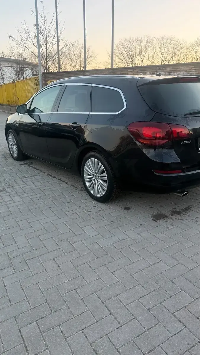 Gebraucht Opel Astra 140 PS (102 kW) 2011 Schwarz Kombi