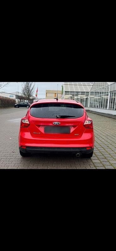 Gebraucht Ford Focus Champions Edition 150 PS (110 kW) 2012 Rot Limousine