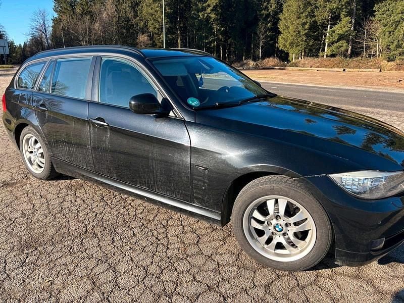 Gebraucht BMW 320 184 PS (135 kW) 2011 Schwarz Kombi