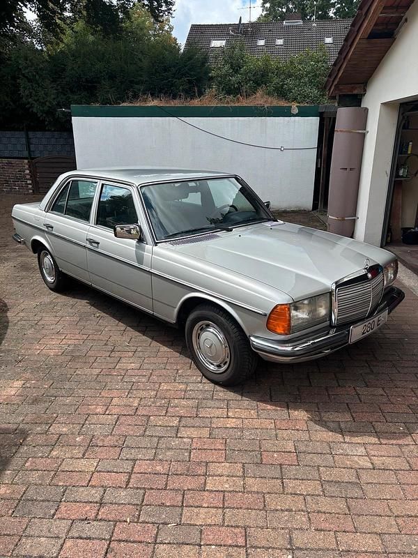 Silber Gebraucht 1978 Mercedes E280 Limousine | 15.800 € - Bild 1/4
