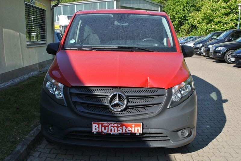 Rot Gebraucht 2022 Mercedes Vito Van / Kleinbus | 15.995 € (Guter Preis) - Bild 1/4