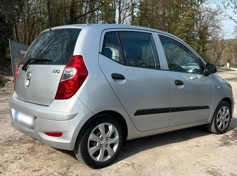 Gebraucht Hyundai i10 69 PS (50 kW) 2013 Silber Kleinwagen